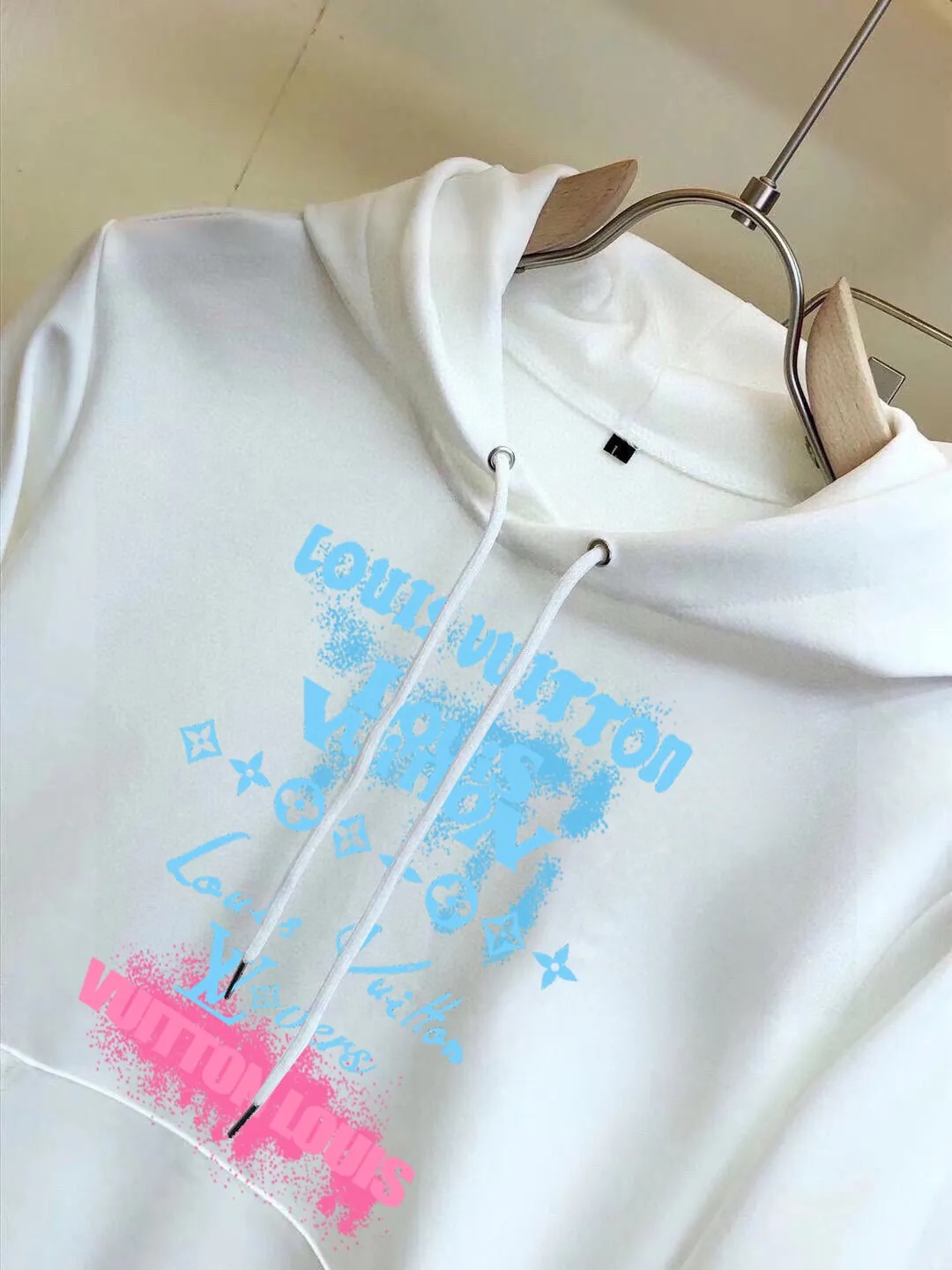 🅿️400 [LV Louis Vuitton] (Fat Man Gospel) hot-selling suit is coming. Focus on the original version of the official website. 2025 new hot-selling cardigan sweater suit. The original order is the best. 🇭🇰The meticulous work of top designers is dedicated to a fitting and perfect upper body effect. 100% natural high-quality Roman cotton, close-fitting comfort, noble and elegant! Original hardware embodies elegance and nobility! Counter size: M-5XL (maximum wear up to 220 pounds)